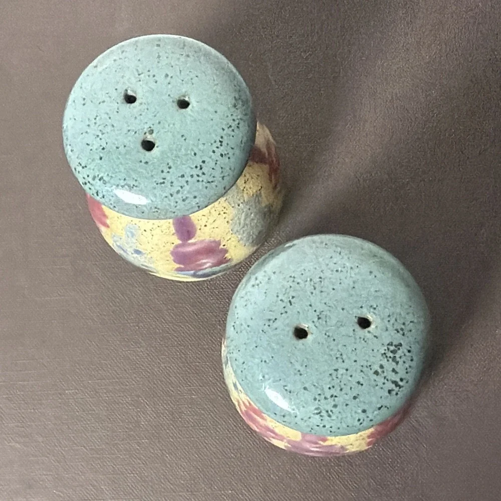 Handmade‎ Studio Art Pottery Floral Sponge Paint Salt Pepper Shakers Vintage 90s